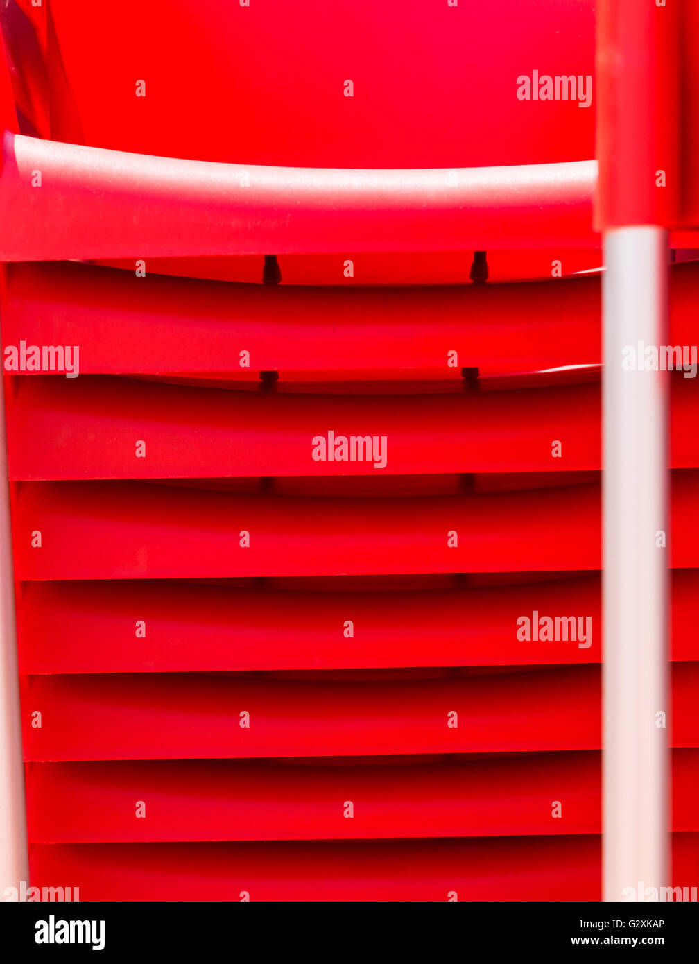 Dettagli della pila sedie rosse in plastica dura. una forma astratta per la progettazione o lo sfondo Foto Stock