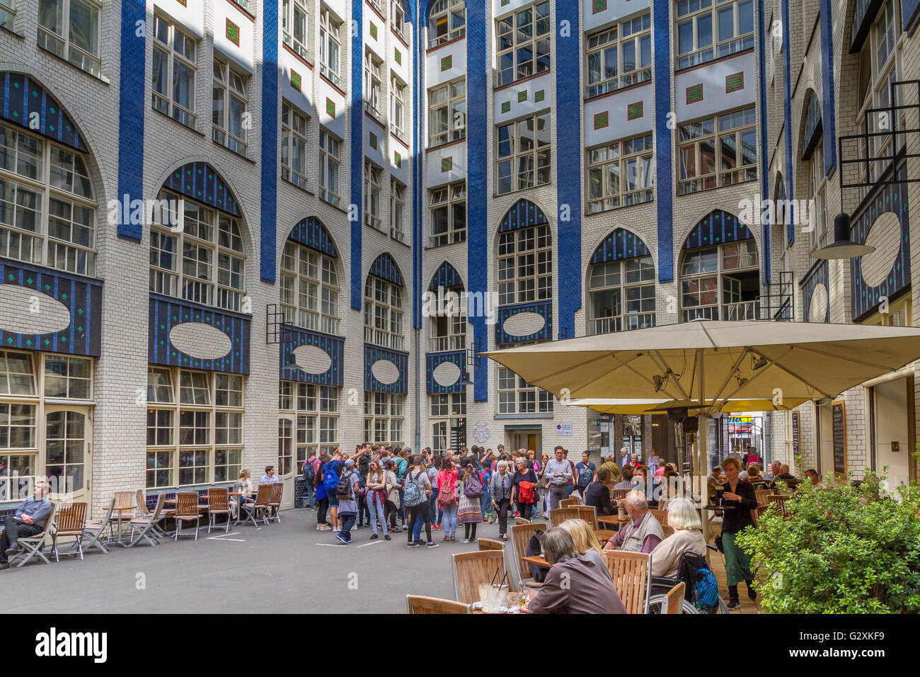 Persone in un cortile ornato di piastrelle blu a Hackesche Markt , Berlino , Germania Foto Stock