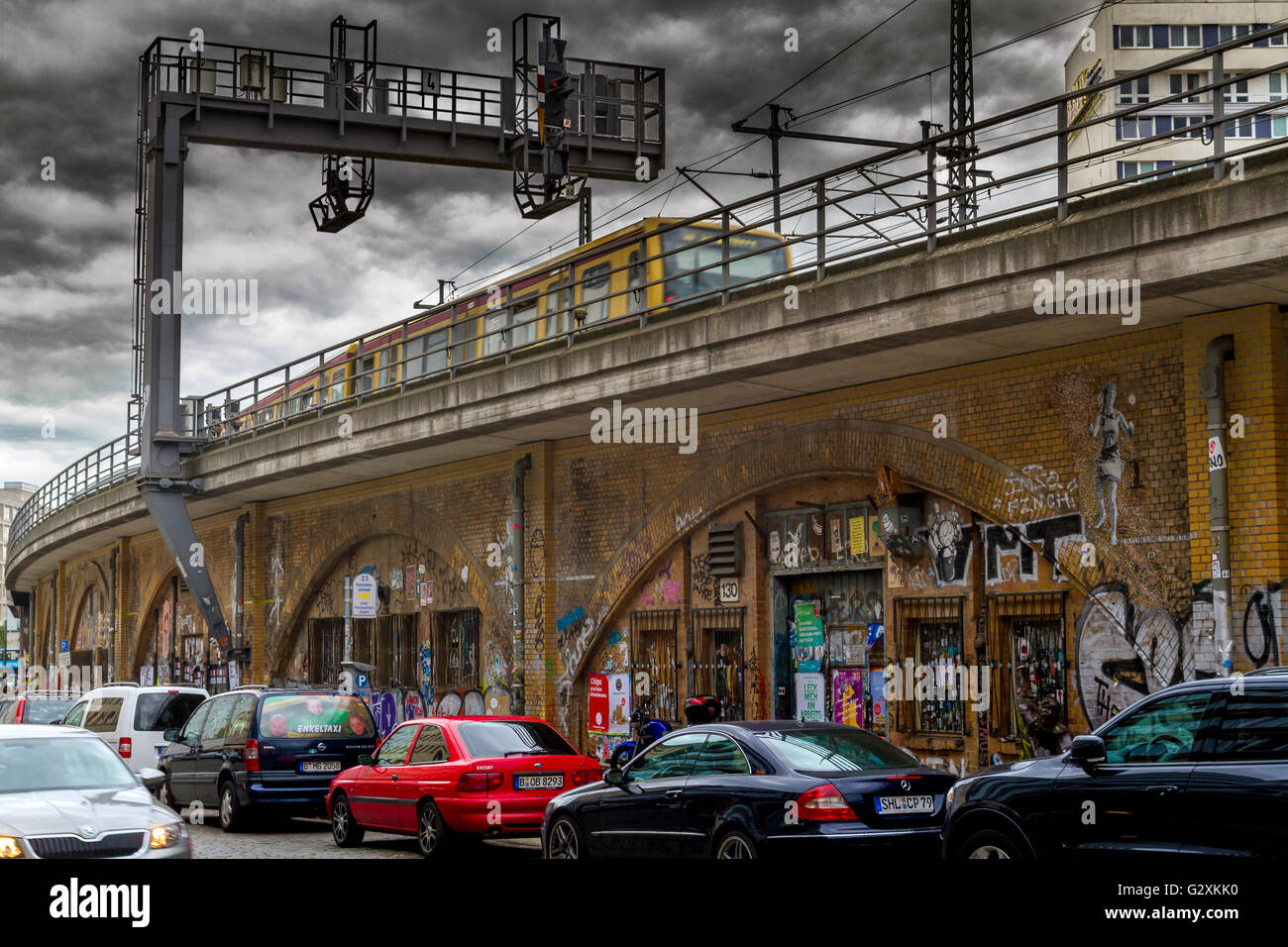 Un treno S-Bahn su un viadotto ferroviario a Berlino, Germania Foto Stock