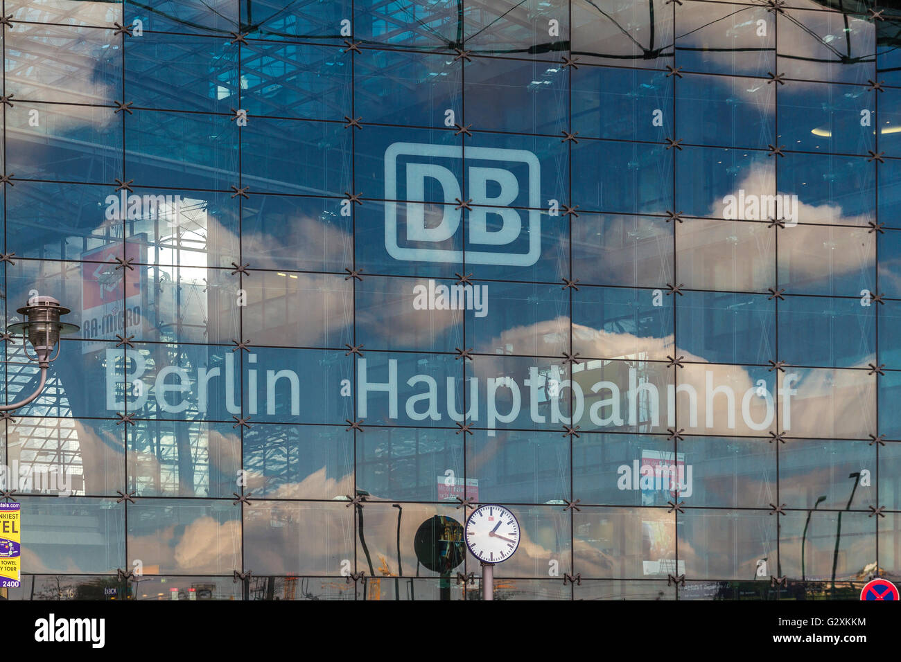 La struttura in vetro della stazione ferroviaria centrale di Berlino Hauptbahnhof Berlins , Berlino, Germania Foto Stock