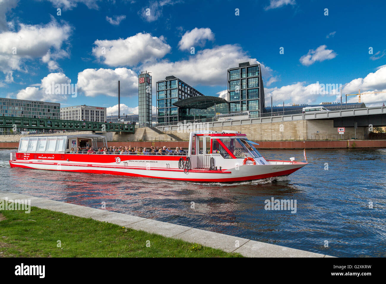 Una barca turistica sul fiume Spree passa dalla stazione Hauptbahnhof di Berlino, la stazione ferroviaria principale di Berlino, Berlino, Germania Foto Stock