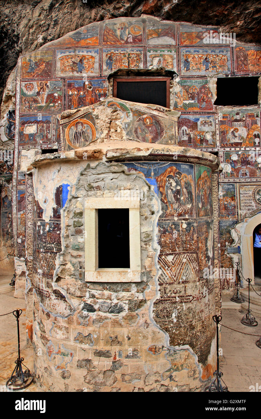 Bellissimi affreschi bizantini sulle pareti esterne della chiesa principale (un 'cavechurch') del monastero di Sumela, Trabzon Foto Stock