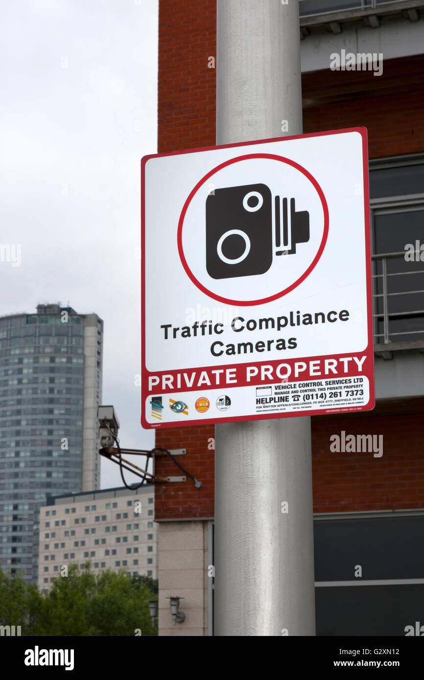 Traffico le telecamere di conformità segno su proprietà privata, Liverpool, Merseyside, Regno Unito Foto Stock