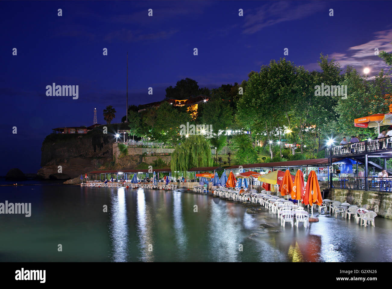 Vista notturna di uno dei porti più piccoli, proprio sotto Guzel Hisar ("bellissimo forte') nella città di Trabzon, Mar Nero, Turchia Foto Stock