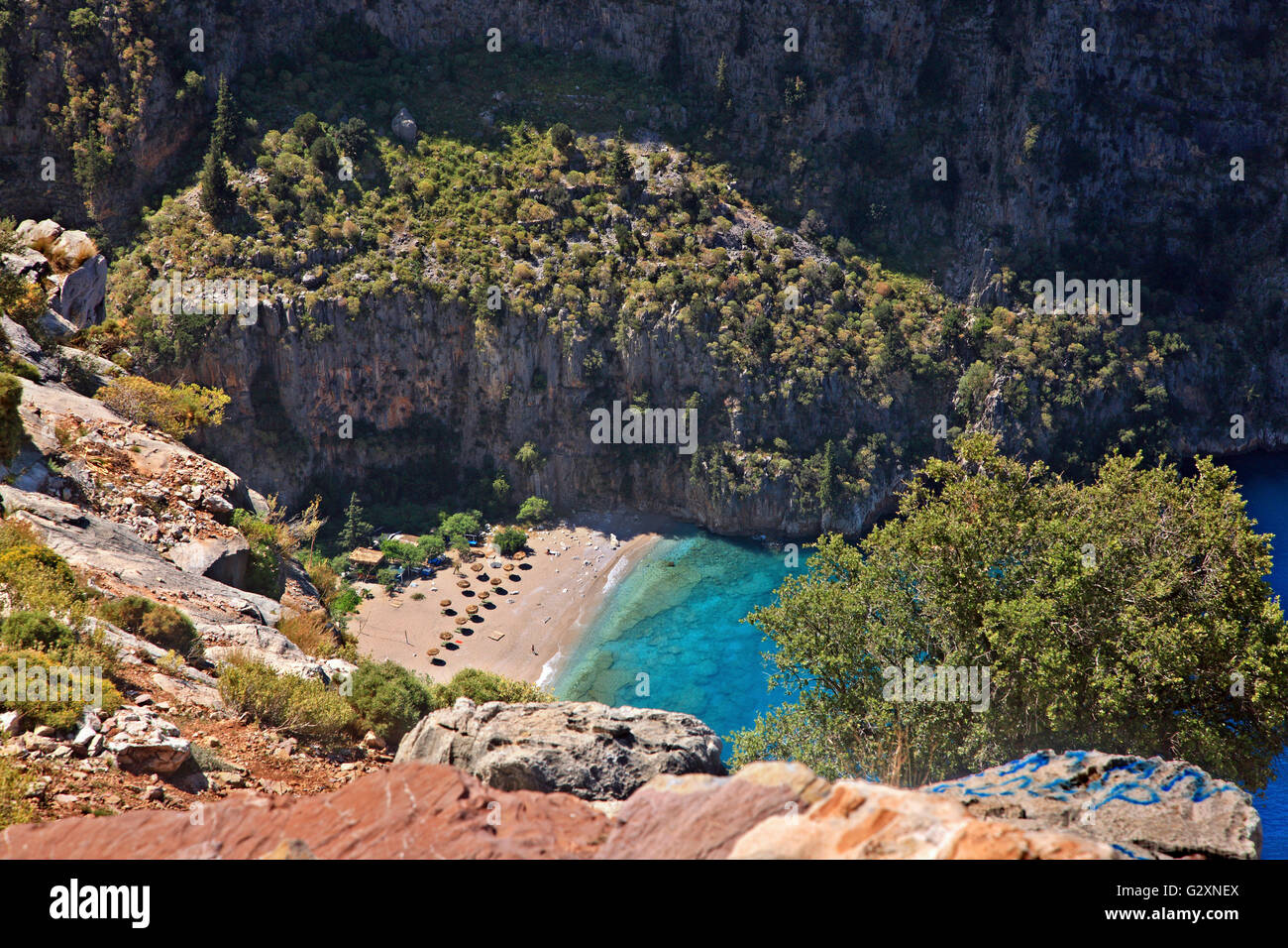La spiaggia all'uscita di "Valle delle Farfalle' (Kelebekler Vadisi), Lycia, Provincia di Mugla, Turchia. Foto Stock