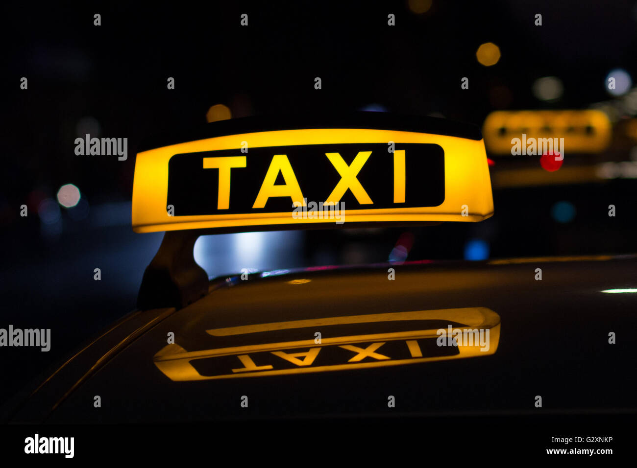 Segno di taxi di notte - taxi auto Foto Stock