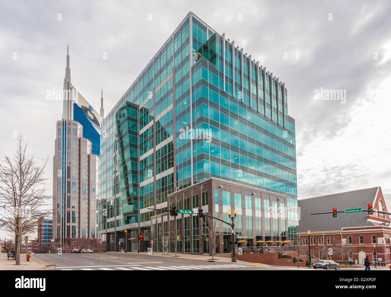 Sun Trust Bank building con Panera Bread ristorante sull'angolo della Quinta Avenue e il commercio nel centro cittadino di Nashville Tennessee Foto Stock