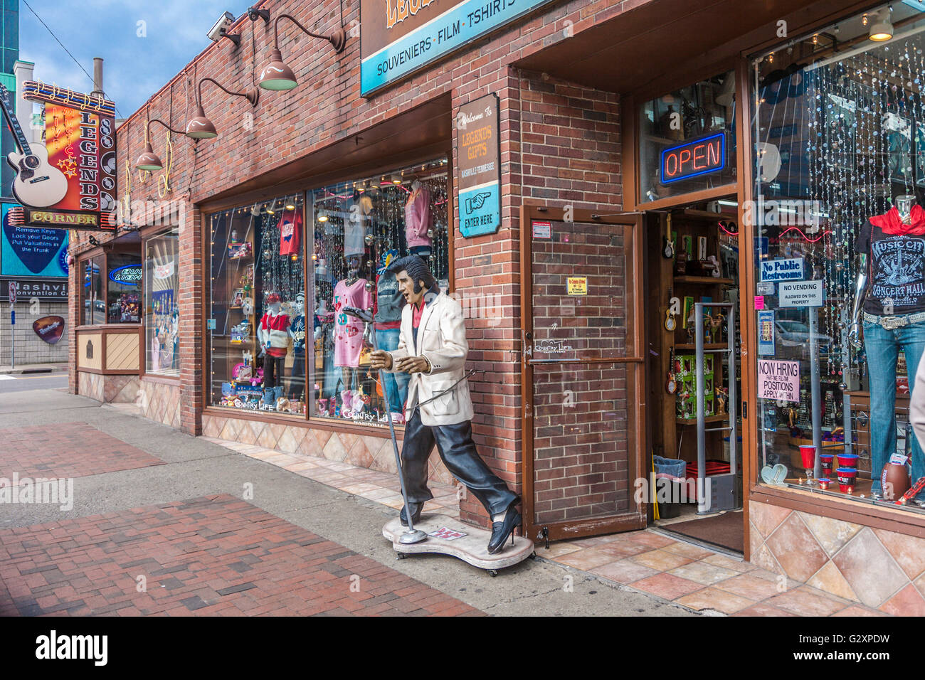 Statua di Elvis Presley sul marciapiede fuori delle leggende doni store su Broadway nel centro cittadino di Nashville Tennessee Foto Stock