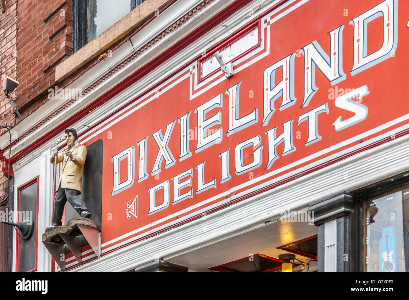 Statua di Elvis Presley sul segno sopra Dixieland piaceri regali e souvenir shop nel centro di Nashville, Tennessee Foto Stock