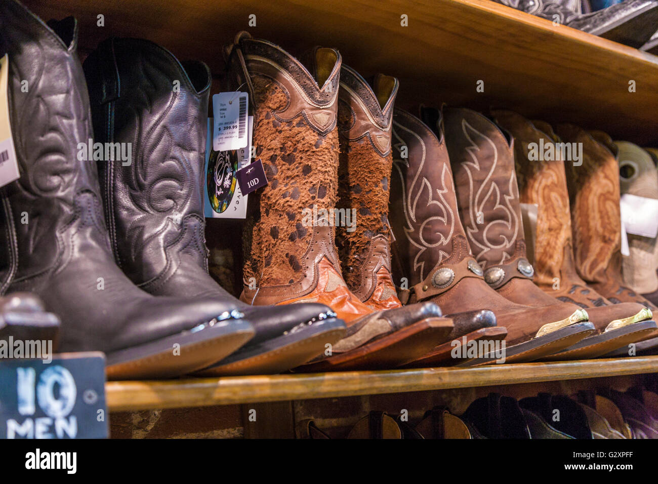 Grande varietà di stivali da cowboy in vendita presso il negozio di avvio nel centro cittadino di Nashville Tennessee Foto Stock