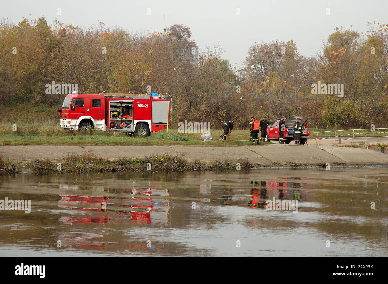 POZNAN, Polonia - 25 ottobre: vigili del fuoco esercita sul fiume Warta banca a Poznan in Polonia 25.10.2013 Foto Stock