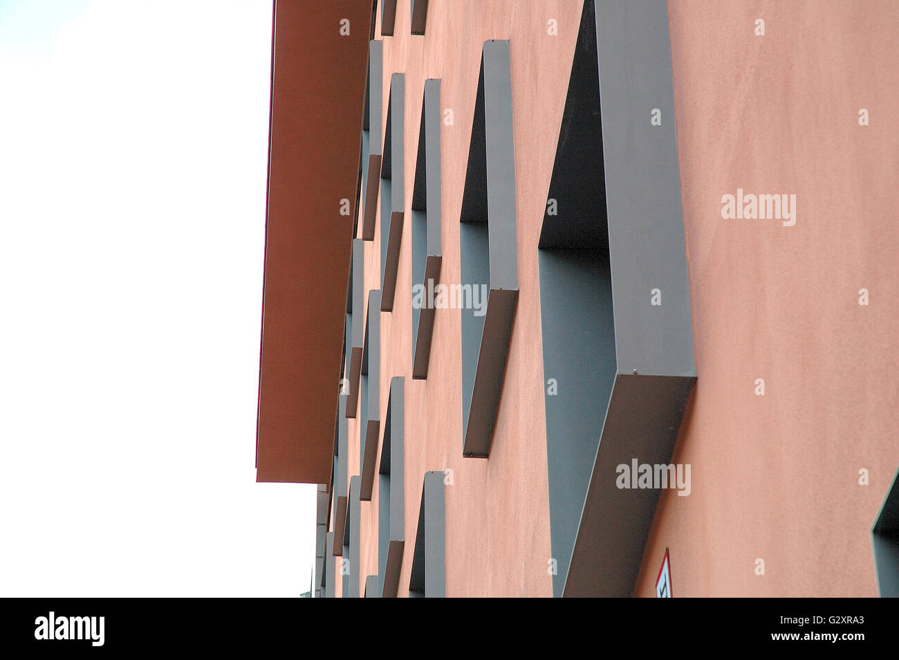 Straordinaria windows nella parete di edificio per uffici Foto Stock