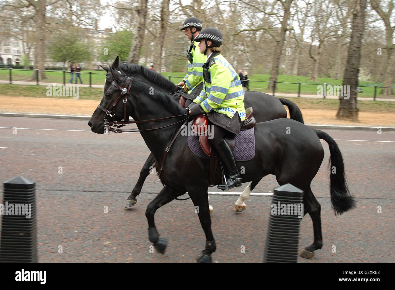 LONDON, Regno Unito - aprile 09: non identificato - gli ufficiali di polizia a cavallo da qualche parte su Street a Londra. 09.04.2009 Foto Stock