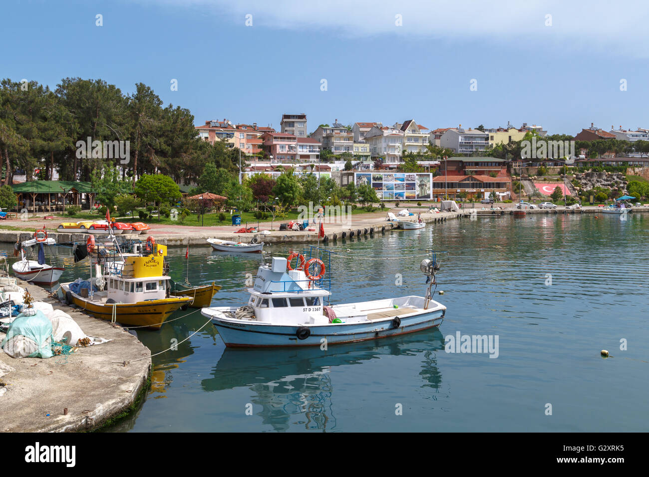 SINOP, Turchia - 14 Maggio 2016 : Vista di piccole barche da pesca sul litorale di Gerze Porto di Sinop, sul cielo blu sullo sfondo. Foto Stock