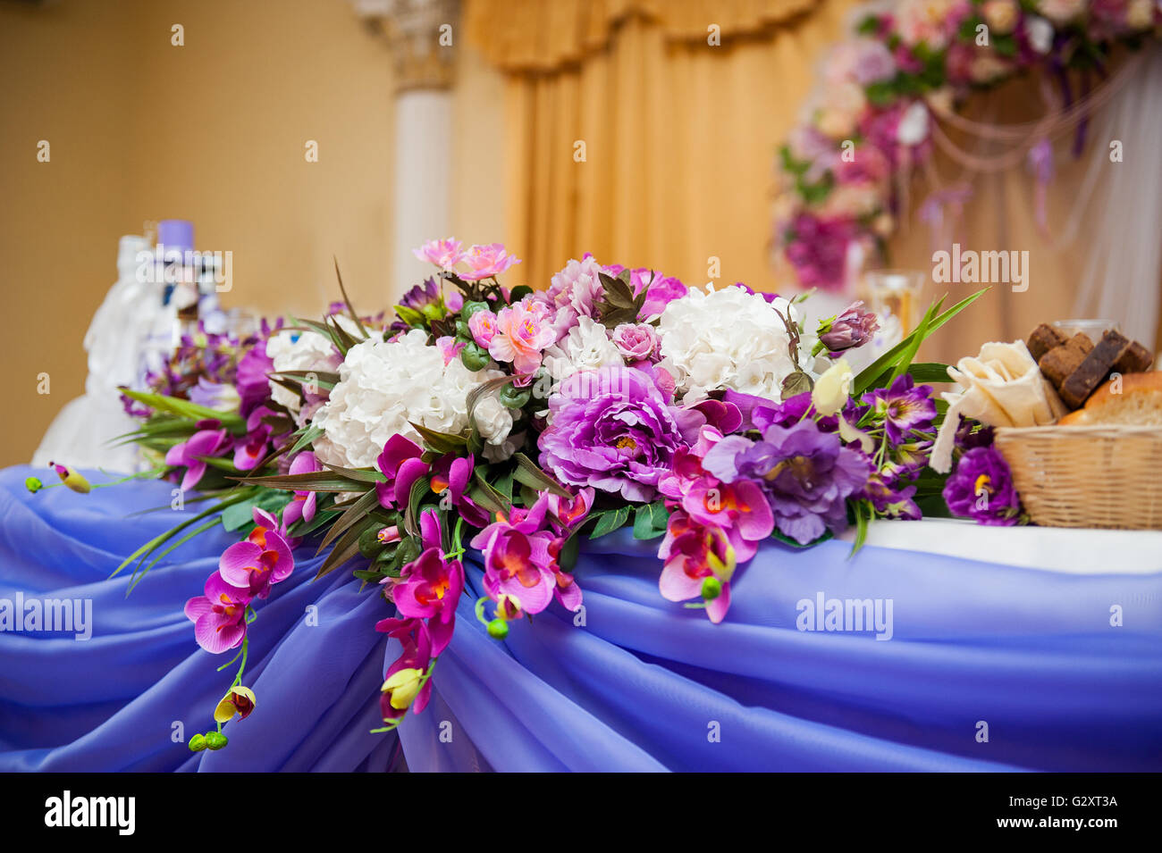 Il decor di fiori su un tavolo la sposa e lo sposo Foto Stock