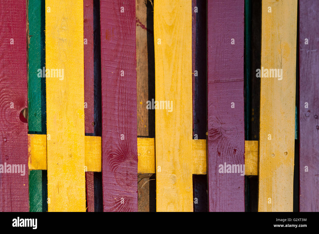 Multicolore decorativa staccionata in legno come sfondo Foto Stock