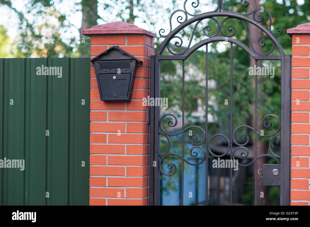 Vecchia casella postale fissato alla recinzione di mattoni Foto Stock