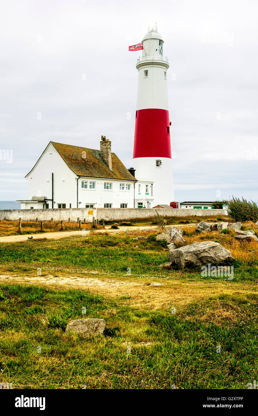 L'alto edificio rosso e bianco faro di lavoro siede orgogliosamente sulla punta meridionale dell'isola di Portland marittimi di avvertimento di pericolo Foto Stock