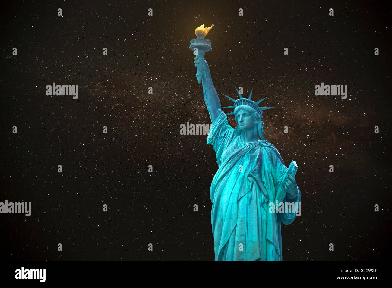 La Statua della Libertà sullo sfondo del cielo stellato e la Via Lattea Foto Stock