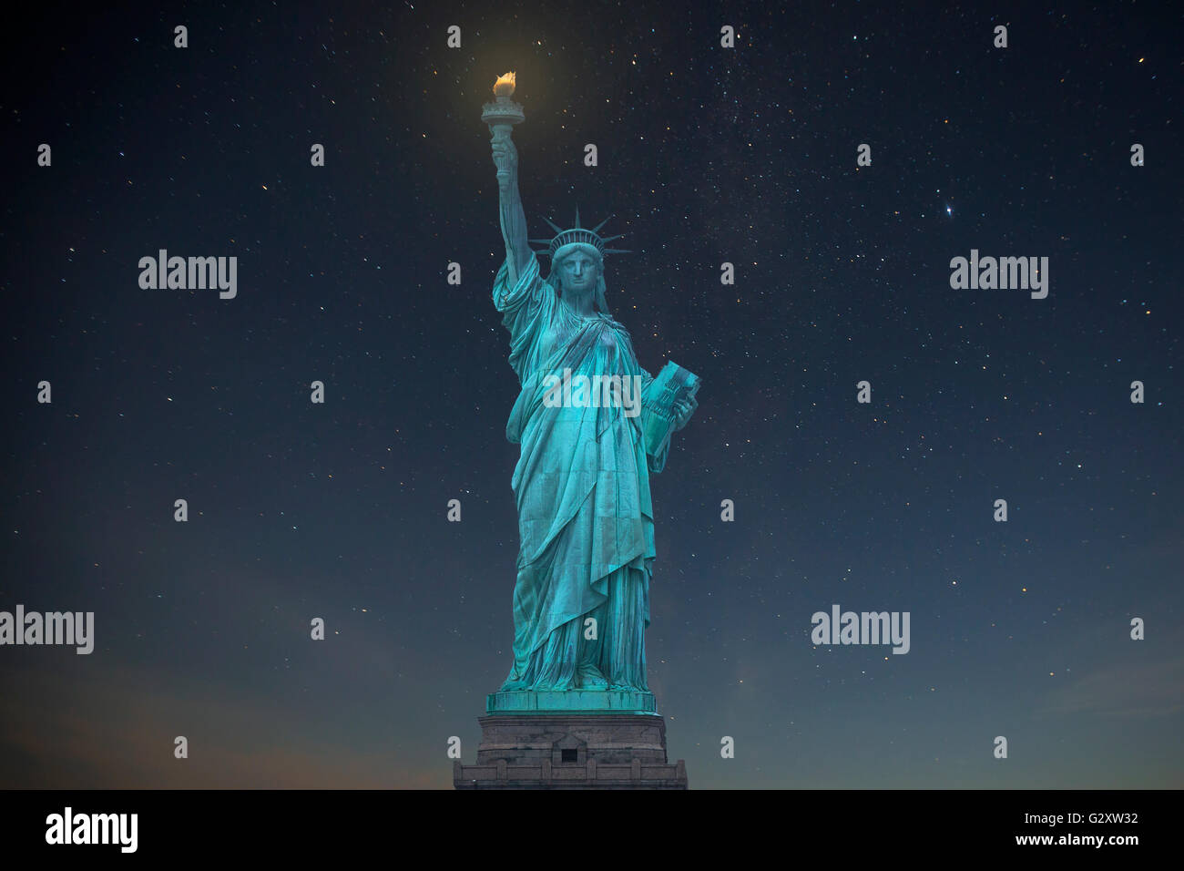 La Statua della Libertà sullo sfondo del cielo stellato e la Via Lattea Foto Stock