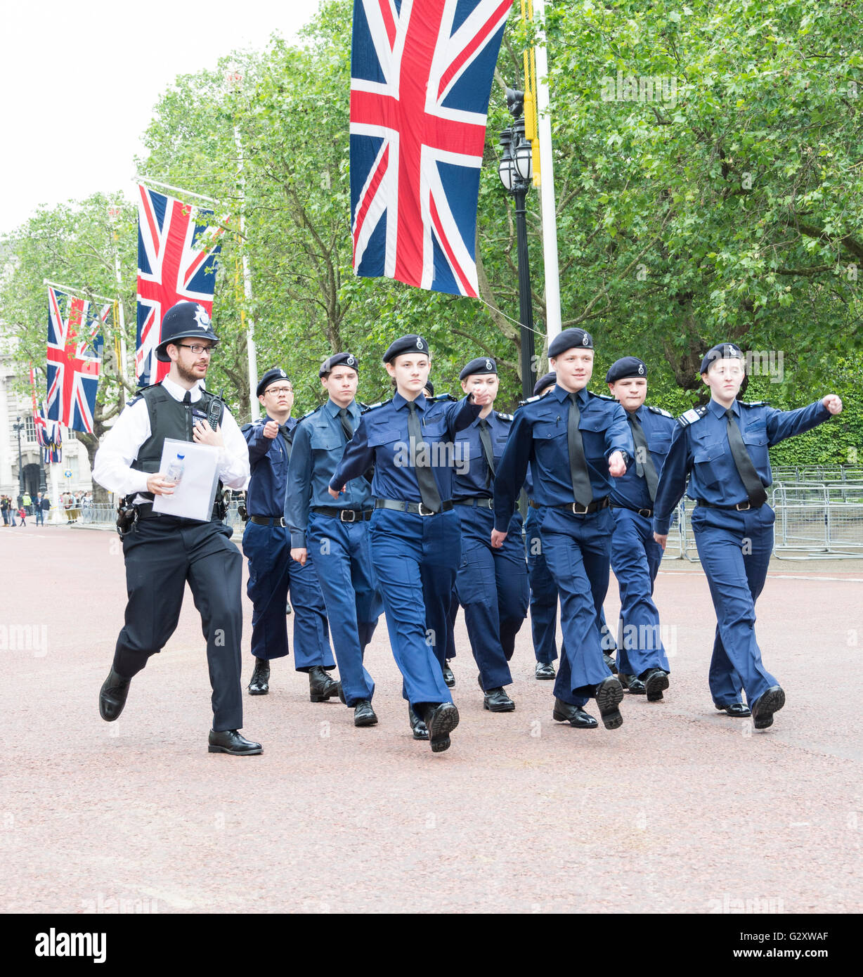 La polizia recluterà nel Mall dopo la Trooping the Color on Horse Guards Parade, Londra, Regno Unito Foto Stock