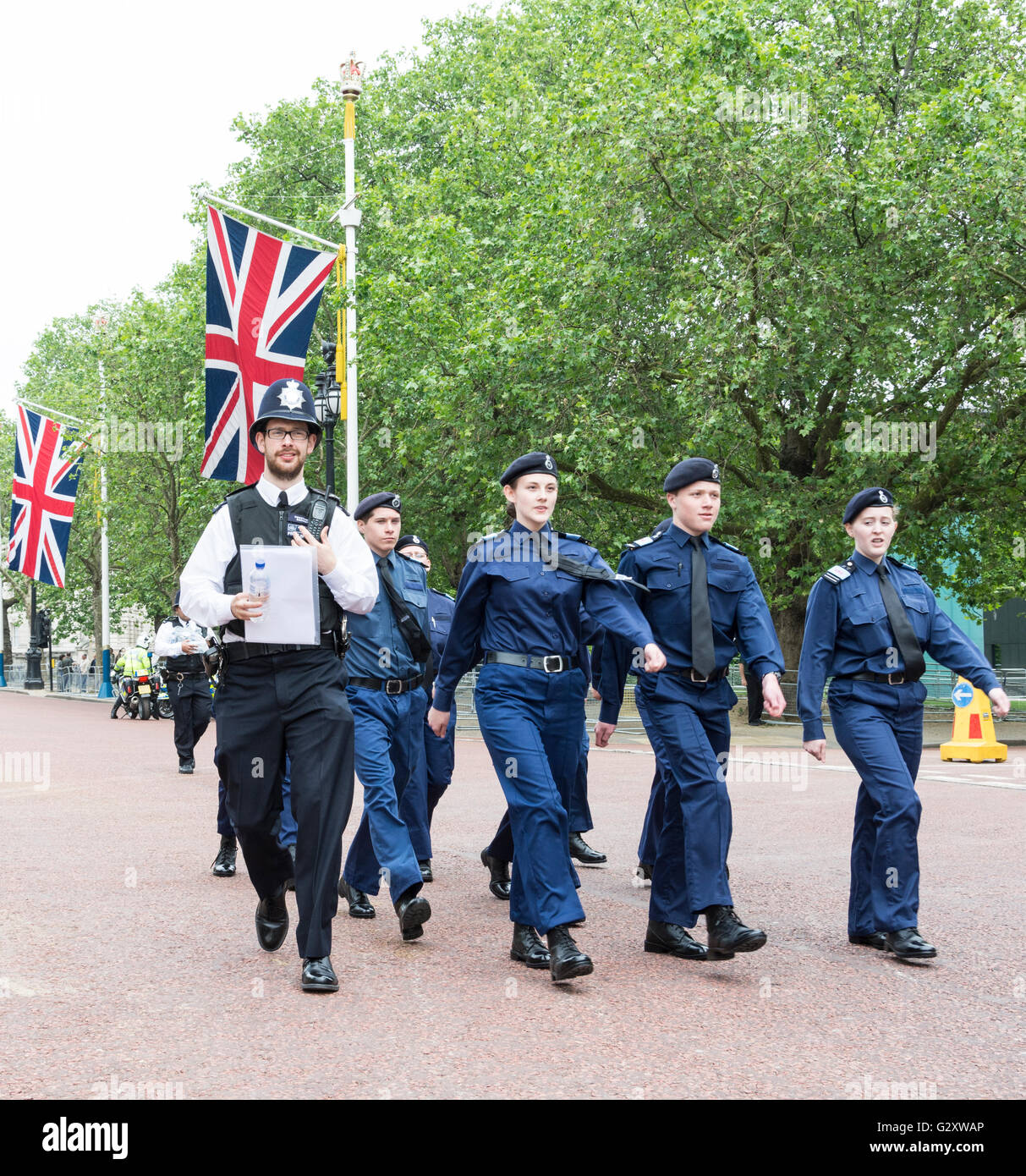 La polizia recluta sul Mall dopo la sfilata Trooping the Color on Horse Guards Foto Stock