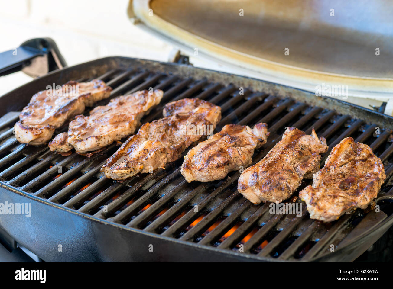 Deliziosa Australia Day BBQ. Marinata di pezzi disossati di Australian agnello cotto alla griglia Foto Stock