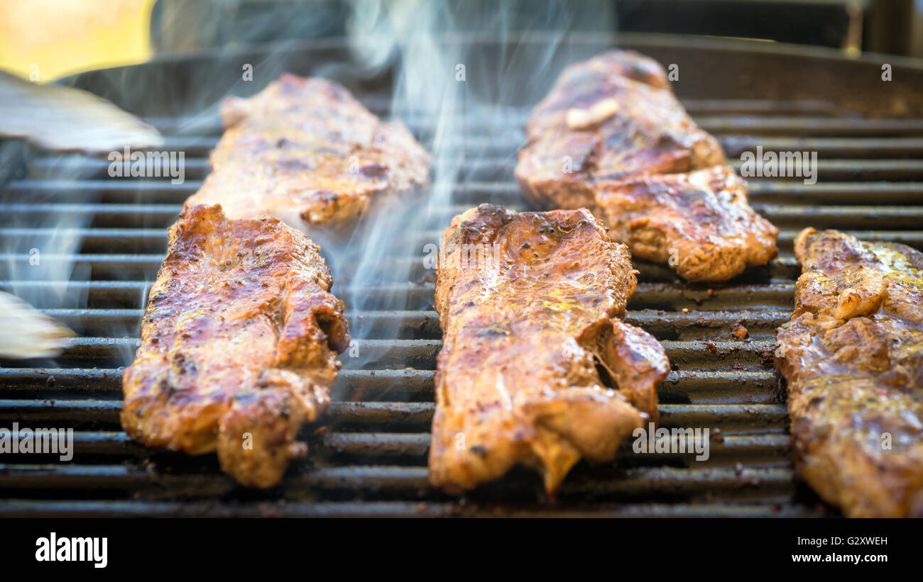 Deliziosa Australia Day BBQ. Marinata di pezzi disossati di Australian agnello cotto alla griglia Foto Stock