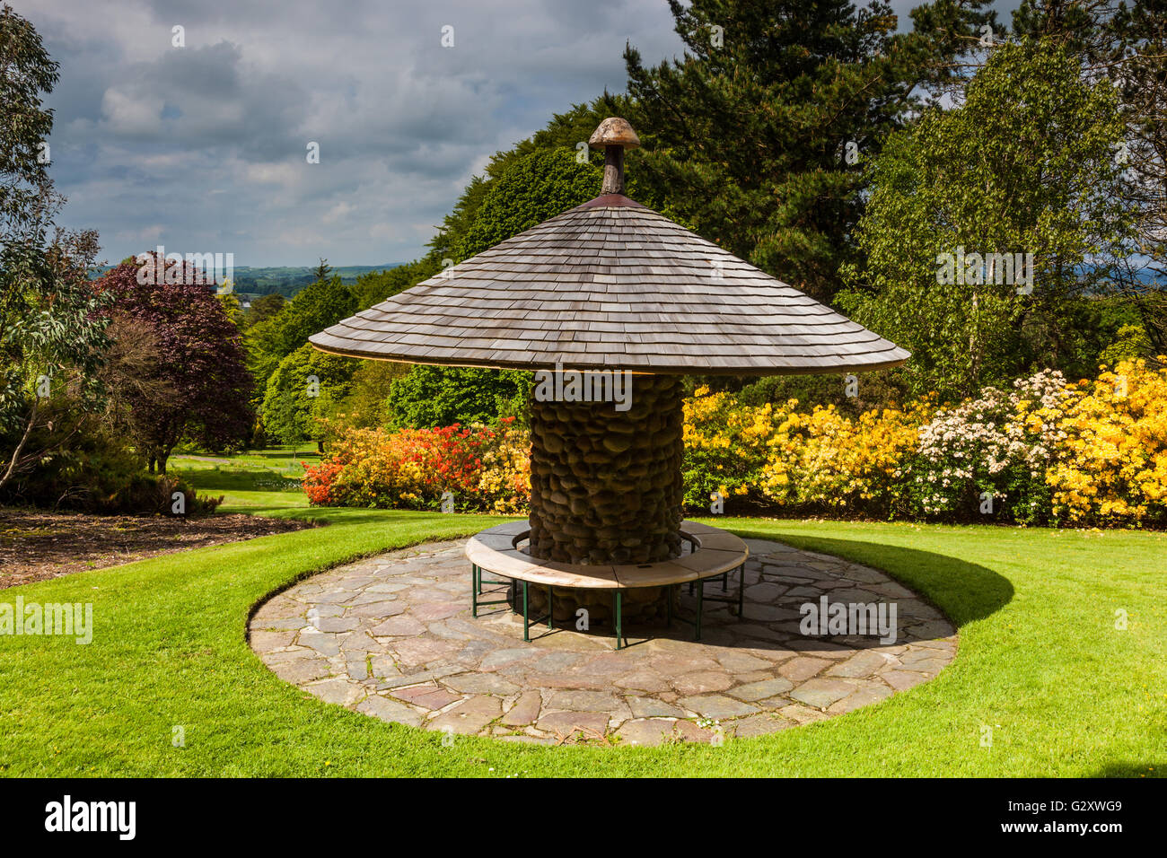 Sedile a fungo a Threave Gardens, vicino a Castle Douglas, Dumfries and Galloway, Scozia Foto Stock