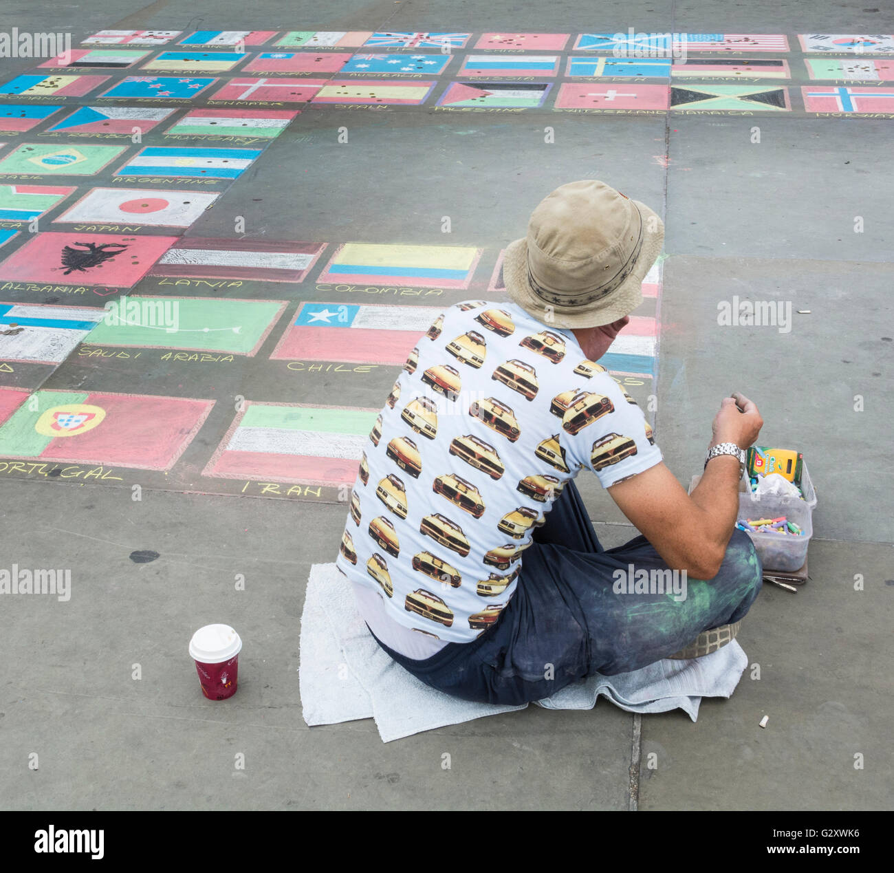 Marciapiede artista in Trafalgar Square, London, Regno Unito - colorata gesso disegni di bandiere nazionali Foto Stock