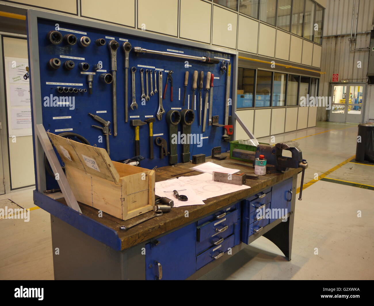 Tavolo con gli attrezzi per il lavoro in una fabbrica francese di General Electric di Belfort Foto Stock