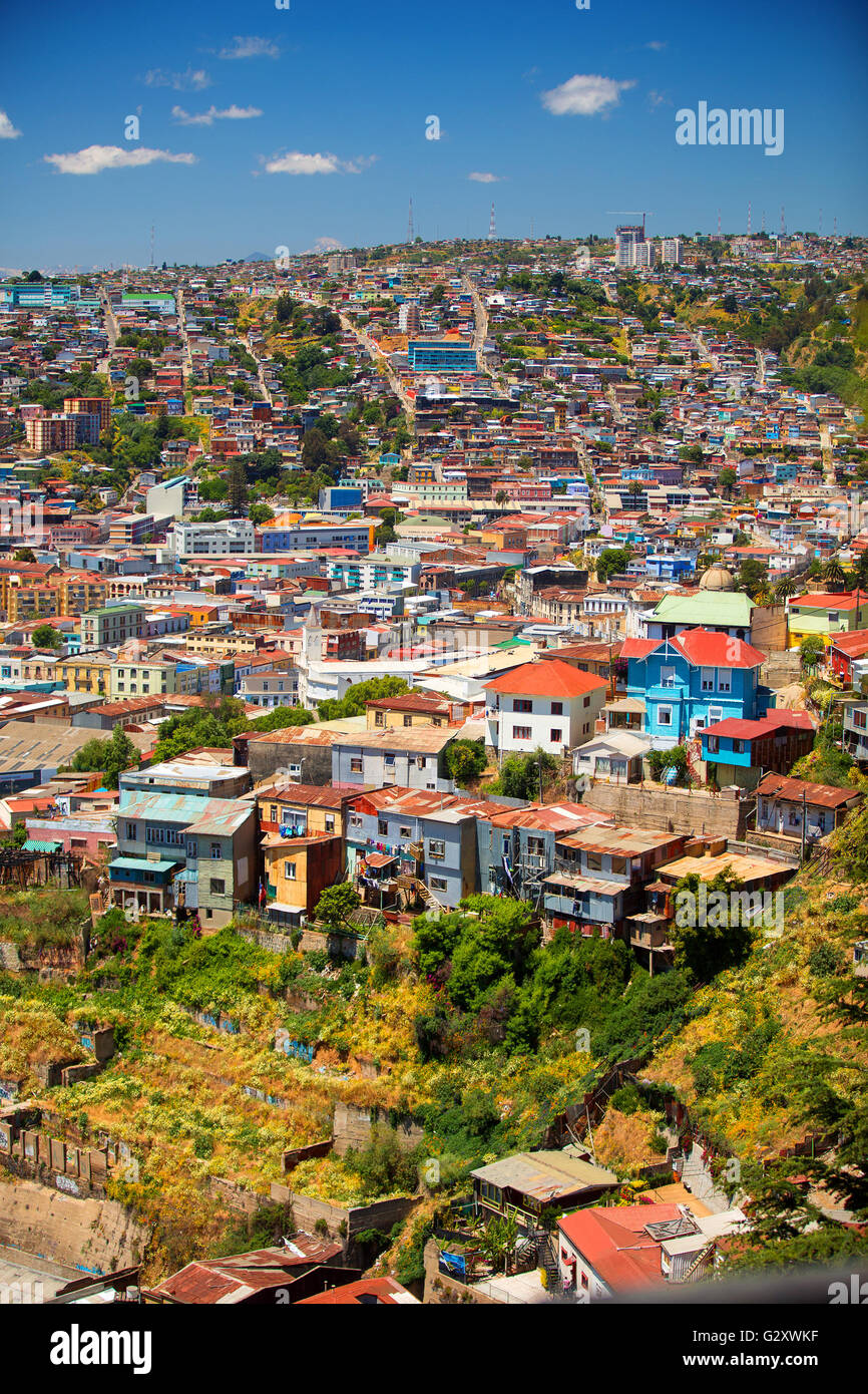 Gli edifici colorati sulle colline del Patrimonio Mondiale UNESCO città di Valparaiso, Cile Foto Stock