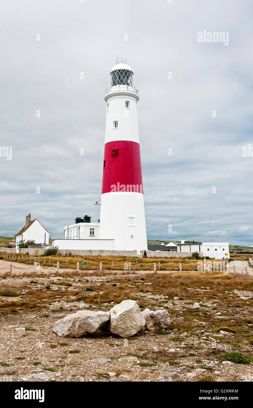 L'alto edificio rosso e bianco faro di lavoro siede orgogliosamente sulla punta meridionale dell'isola di Portland marittimi di avvertimento di pericolo Foto Stock