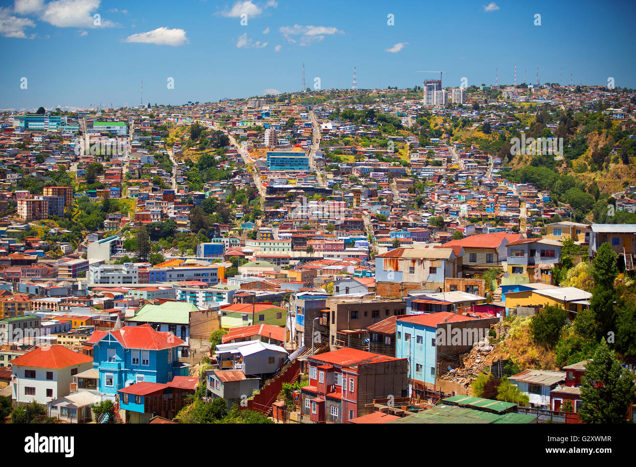 Gli edifici colorati sulle colline del Patrimonio Mondiale UNESCO città di Valparaiso, Cile Foto Stock