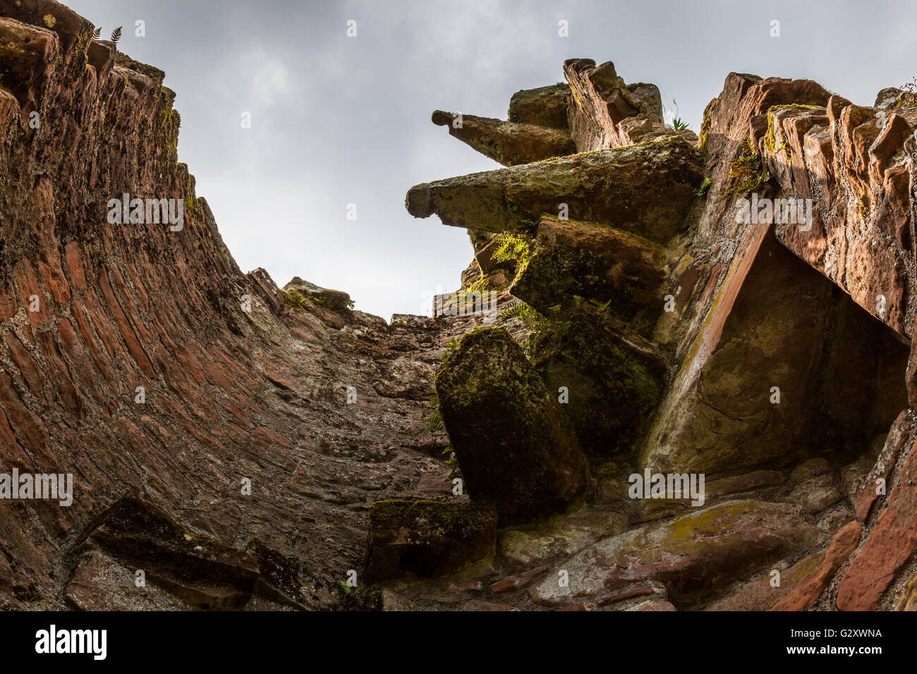 Resti di interno scala di pietra a Caerlaverock Castle, vicino a Dumfries, Dumfries & Galloway, Scozia Foto Stock