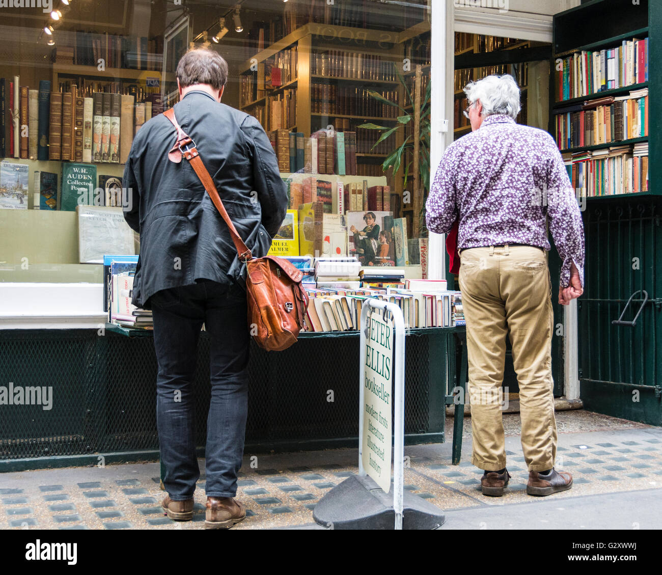 Persone alla ricerca di rare e librerie antiquarie su Cecil Court, Covent Garden di Londra, Regno Unito Foto Stock