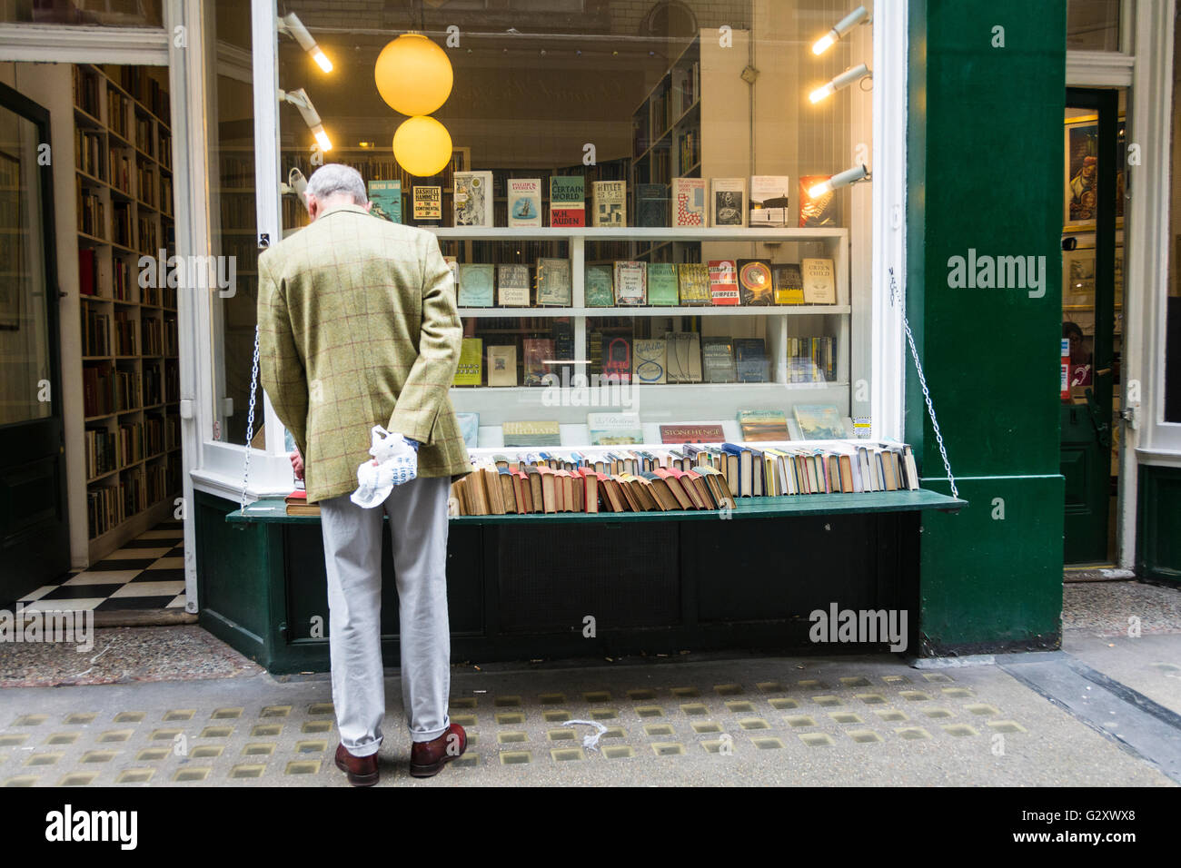 Persone alla ricerca di rare e librerie antiquarie su Cecil Court, Covent Garden di Londra, Regno Unito Foto Stock