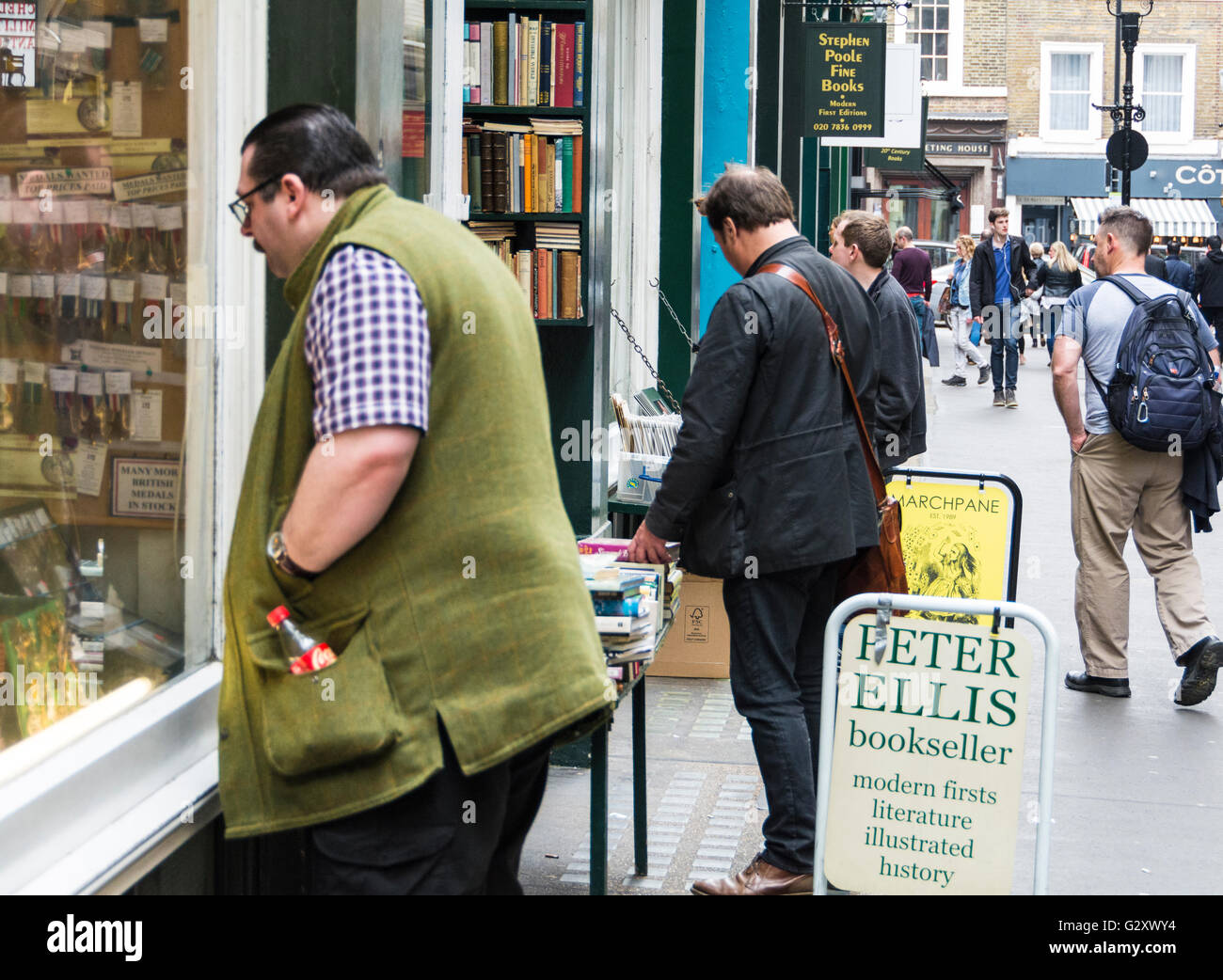 Persone alla ricerca di rare e librerie antiquarie su Cecil Court, Covent Garden di Londra, Regno Unito Foto Stock