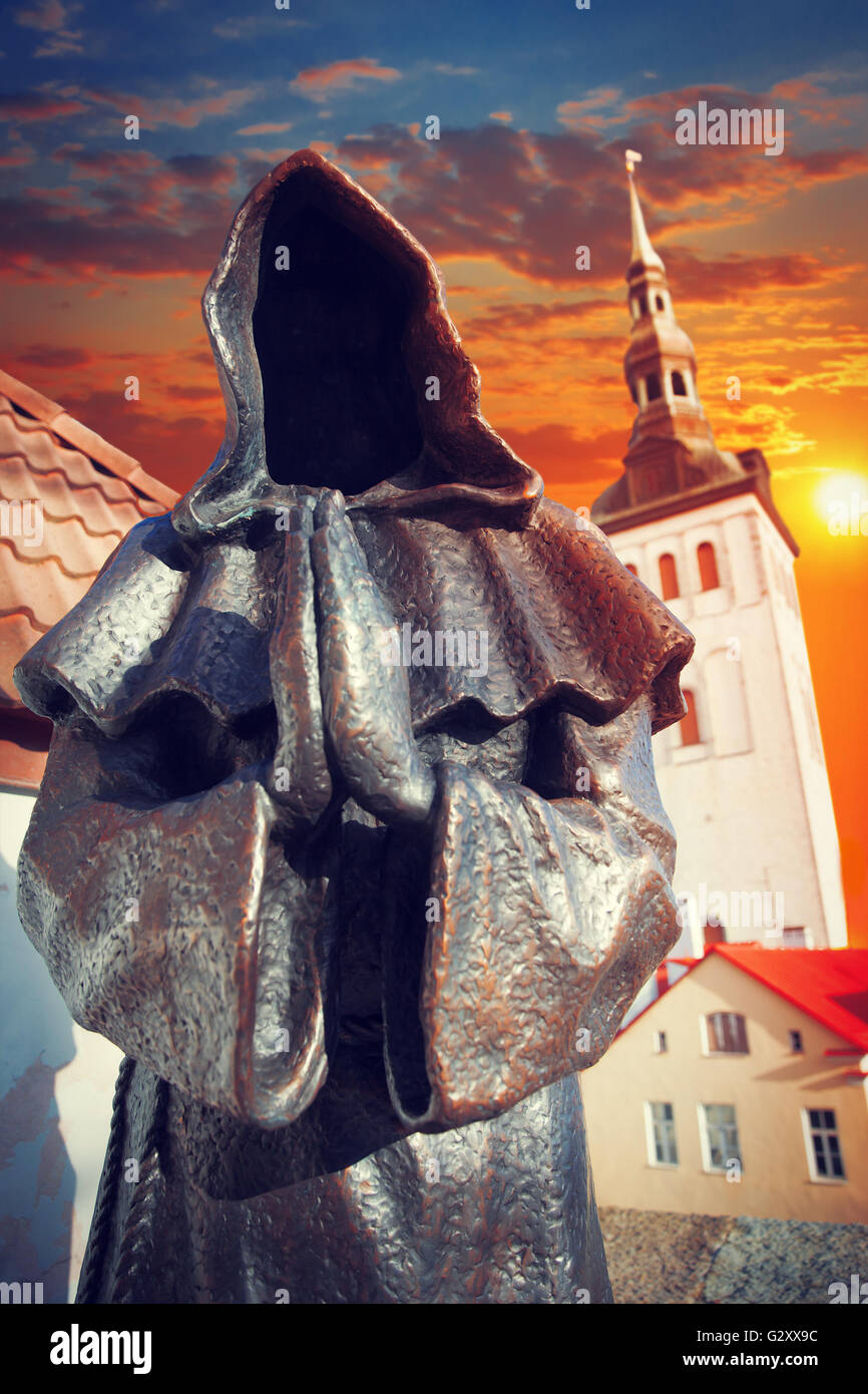 Monaco misterioso la testa nella città vecchia di Tallinn Foto Stock