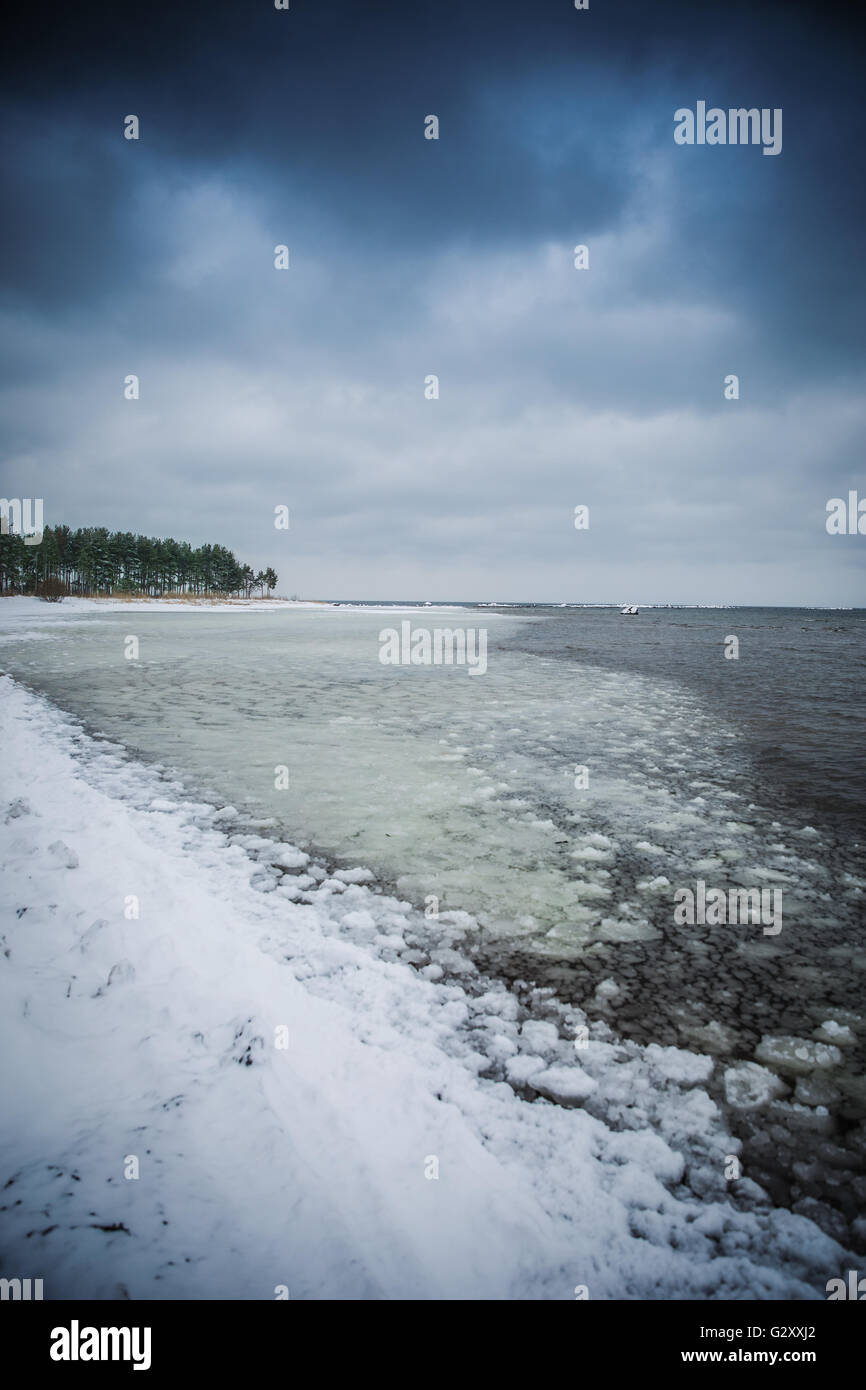 Mar Baltico in inverno. neve su uno sfondo di acqua Foto Stock