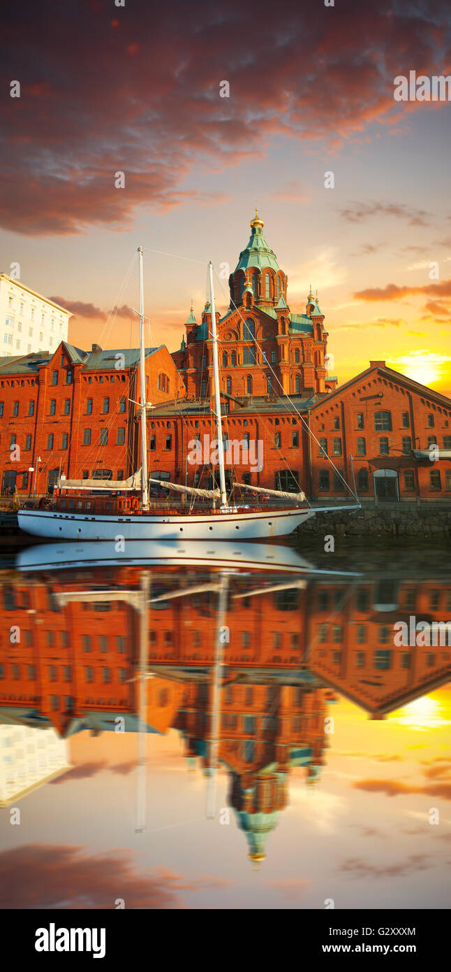 Argine di Helsinki alla serata estiva, Finlandia. Cattedrale Uspenski. Foto Stock
