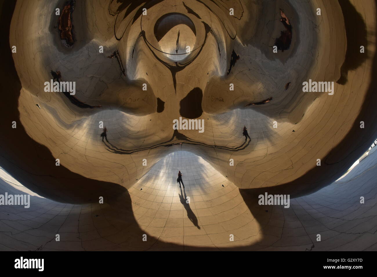 Riflessioni di un fotografo di sostare sotto Anish Kapoor scultura del Cloud Gate, Chicago, all'alba Foto Stock