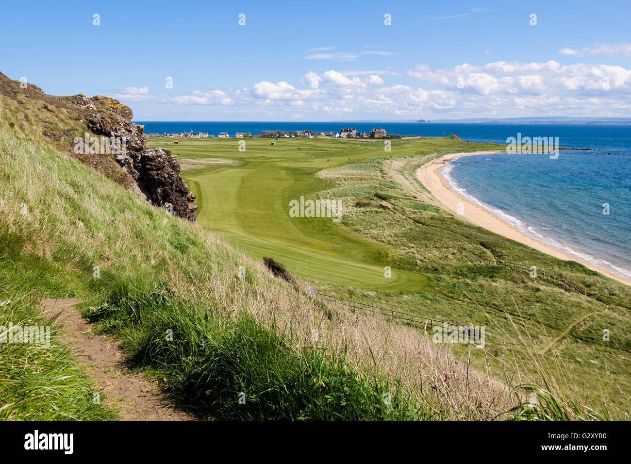 Fife sentiero costiero con vista al borgo attraverso Earlsferry campo da golf Links in West Bay sul Firth of Forth. Elie Fife Scozia UK Foto Stock