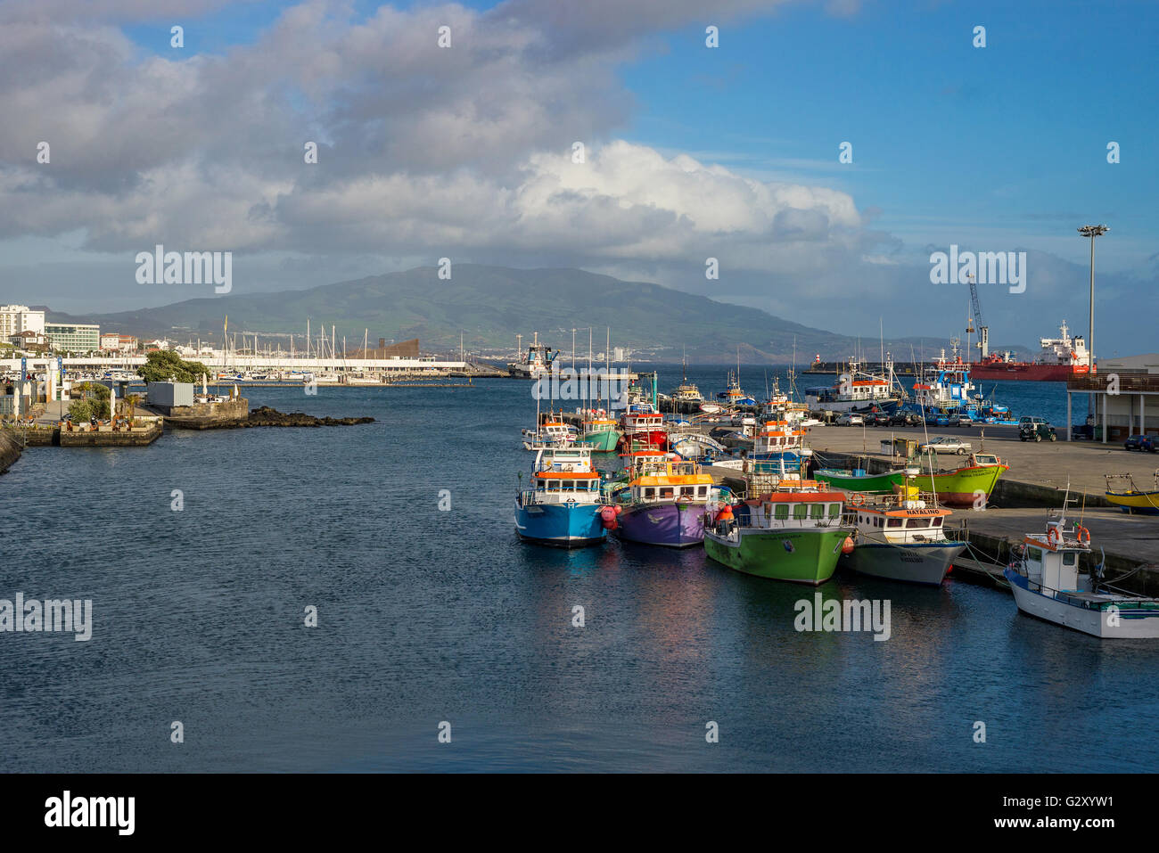 Ponta Delgada Isole Azzorre porto barche colorate le navi da pesca fihermans Foto Stock
