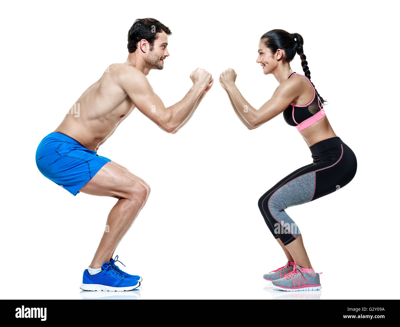 Una coppia caucasica l uomo e la donna che esercitano gli esercizi di fitness isolati su sfondo bianco Foto Stock