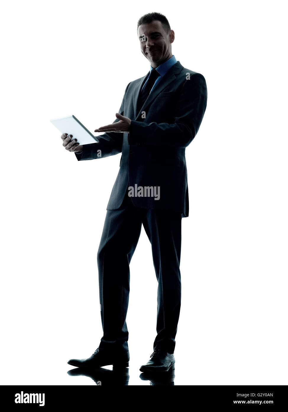Un caucasian business man standing mostra digitale compressa silhouette isolati su sfondo bianco Foto Stock