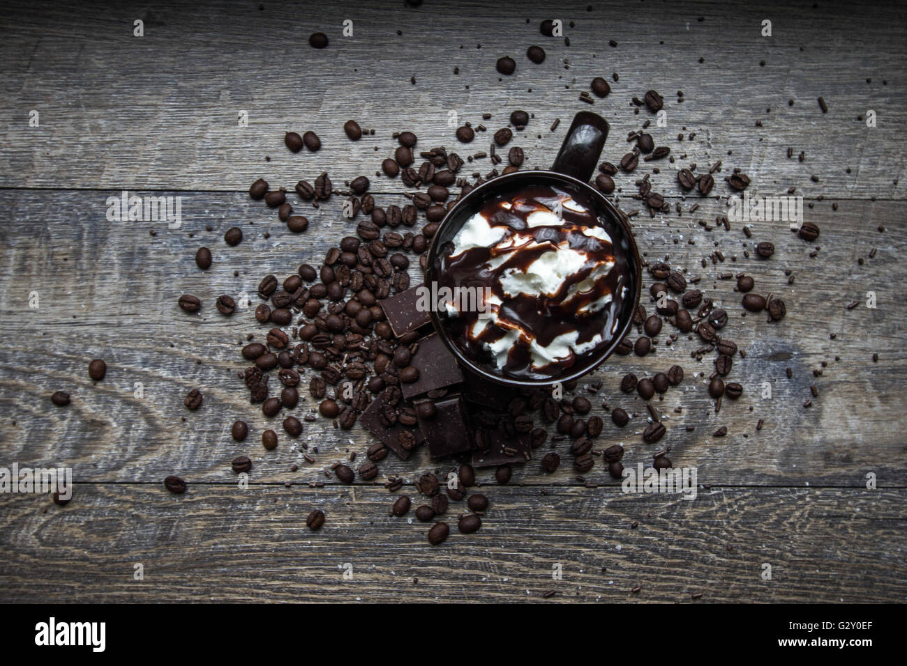 Mocha Latte con i chicchi di caffè e cioccolato fondente. Mocha Latte ripresa dall'alto circondato con i chicchi di caffè e pezzi di dark ch Foto Stock