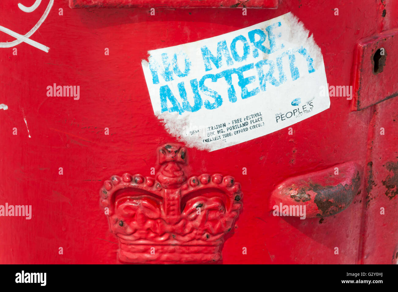 Non più austerità adesivo su un pilastro rosso scatola. Foto Stock