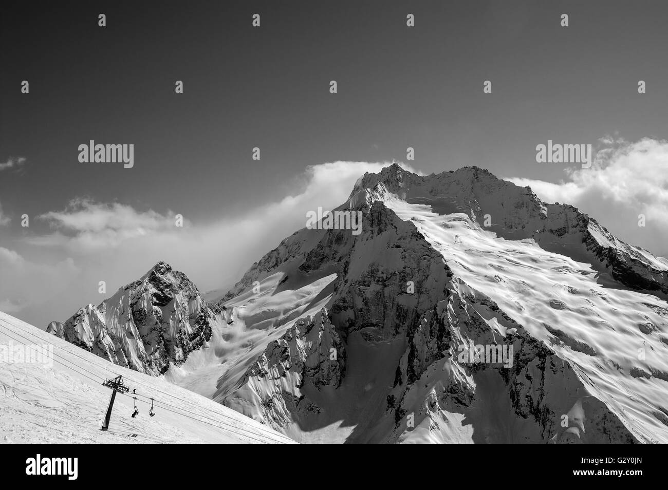 Visualizzazione bianco e nero sulla pista da sci. Montagne del Caucaso, regione Dombay. Foto Stock