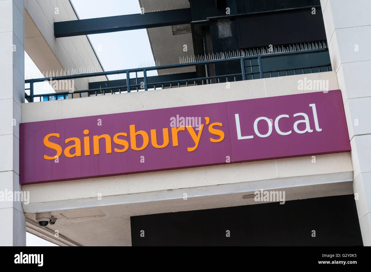 Segno per la filiale di Sainsbury's locale. Un piccolo locale supermercato convenienza nel Regno Unito, azionato dalla grande catena supermaket. Foto Stock